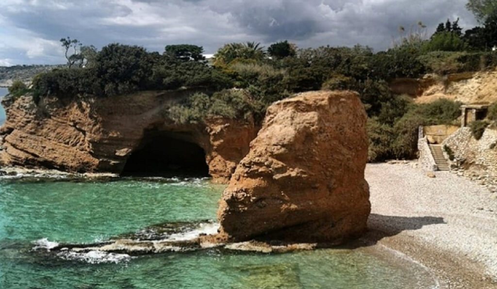 Η παραλία χωρίς όνομα της Αττικής με τα γαλαζοπράσινα νερά