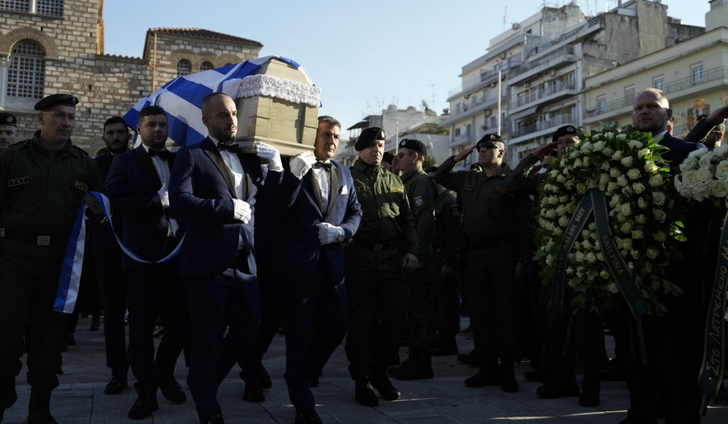 «Βαστάω εγώ, είμαι η μάνα του Λύγγε»: Σπαρακτικές στιγμές στην κηδεία του αστυνομικού