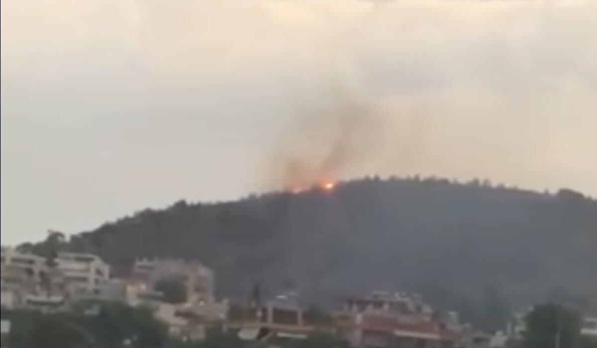 Φωτιά στη Βάρη: Έπεσαν 270 κεραυνοί σε μιάμιση ώρα – Περιορίστηκαν 6 εστίες (Βίντεο)