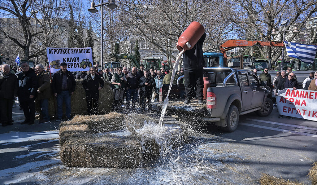 Η κυβέρνηση προετοιμάζει «ατζέντα καταστολής» για τις κινητοποιήσεις αγροτών και φοιτητών