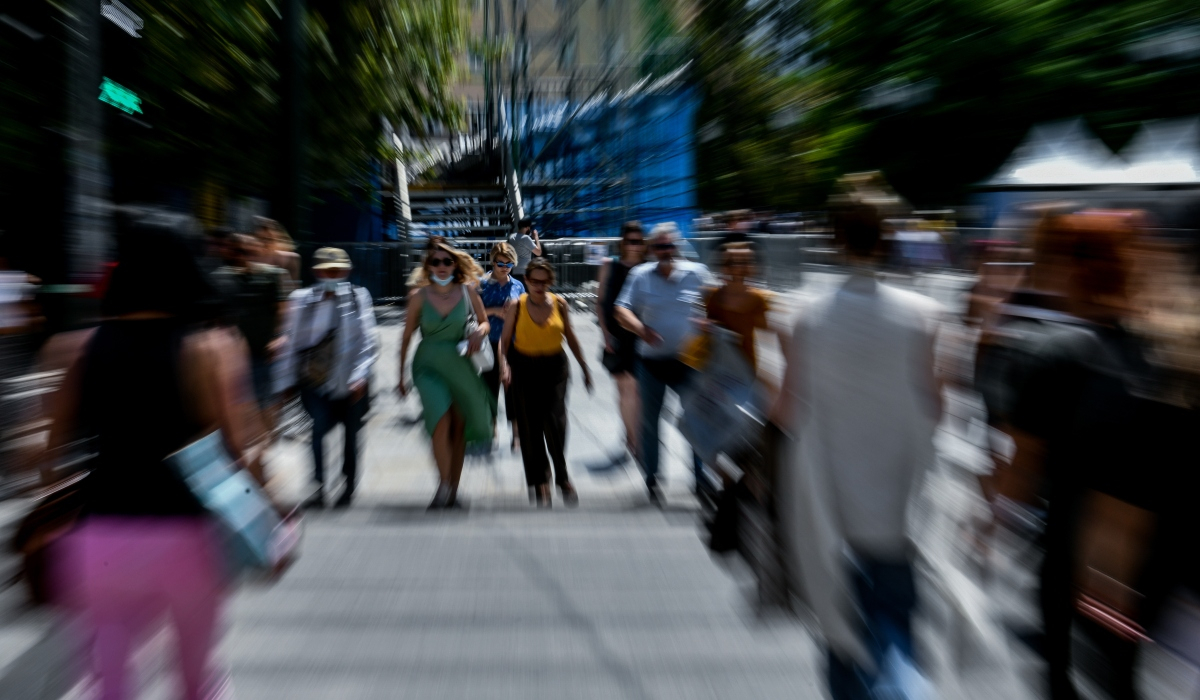 Τεράστια η διασπορά της Όμικρον 2: Οι 5 περιοχές που «σαρώνει»