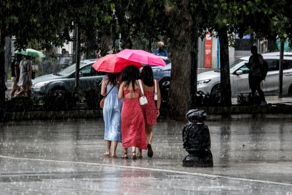 Η Atena σαρώνει τη χώρα: Η κακοκαιρία χτυπά και την Αθήνα – Μπαράζ 112, αναμένεται δύσκολο βράδυ