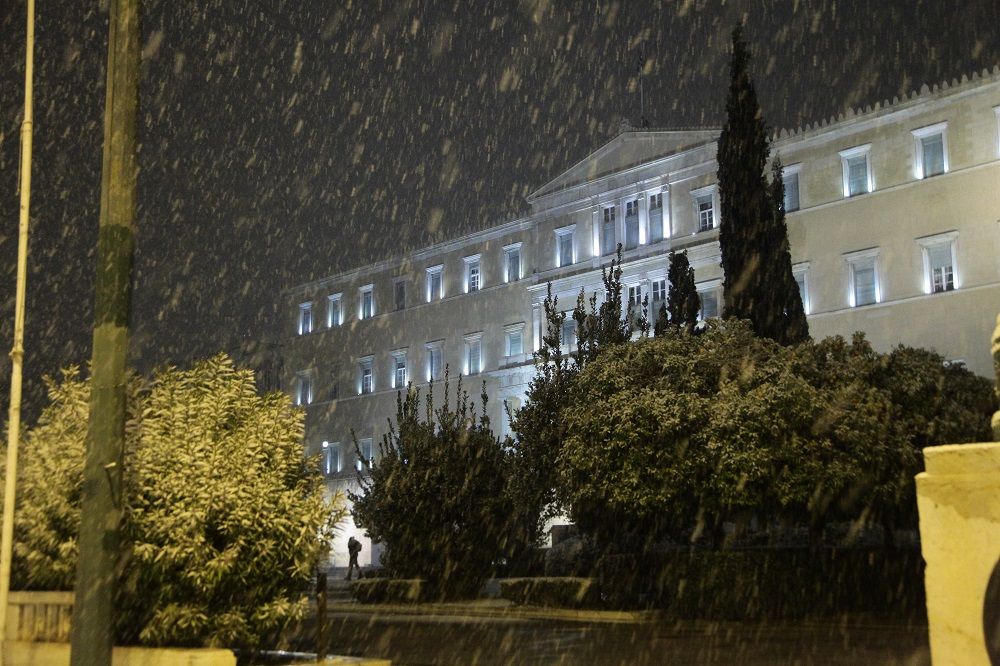 Χιόνια στο κέντρο της Αθήνας έφερε η «Μήδεια» – Πού χιονίζει τώρα, τι λένε οι μετεωρολόγοι (ΒΙΝΤΕΟ)