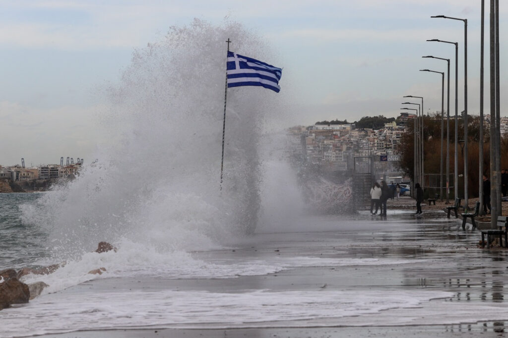 Καιρός: Ερχονται καταιγίδες, χαλάζι και θυελλώδεις άνεμοι – Φόβοι για πλημμύρες και κατολισθήσεις