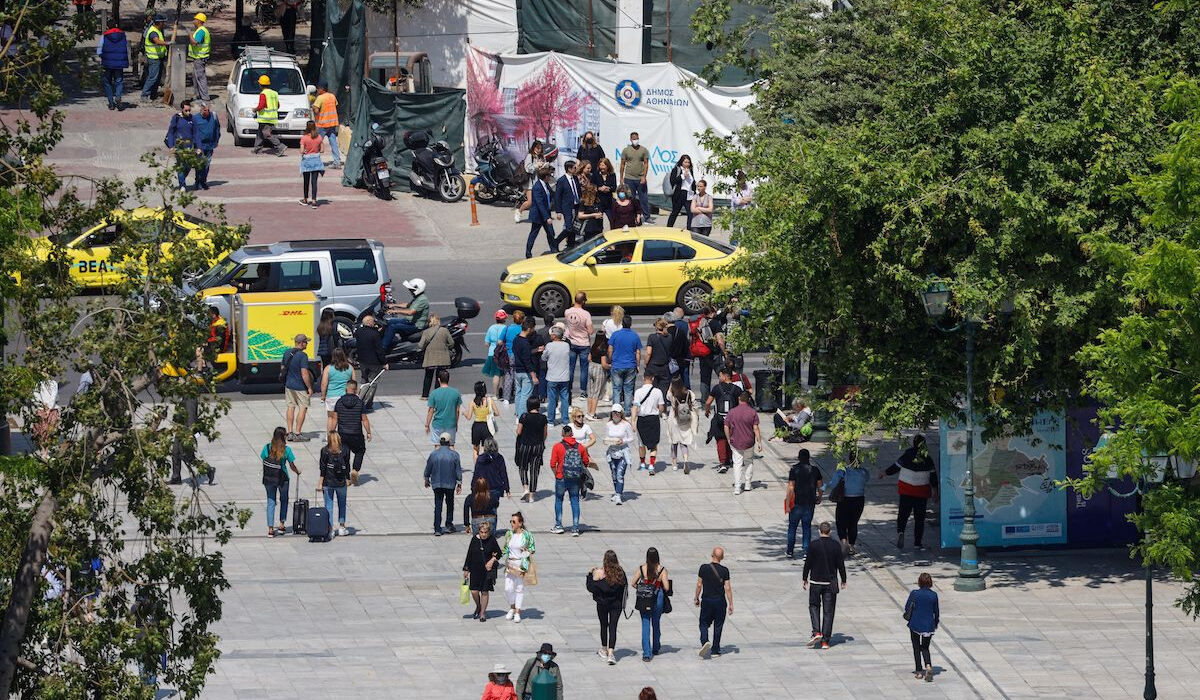 Δουλεύουμε αντί για τις μηχανές: Δευτεραθλητές οι Έλληνες με 8,9 ώρες εργασίας την ημέρα