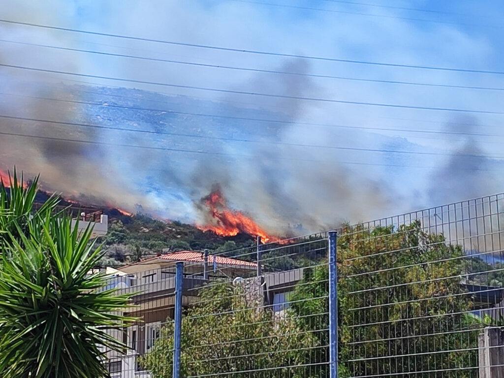 Μεγάλη φωτιά στον Κουβαρά: Κοντά στα σπίτια οι φλόγες – Εκκενώνονται οικισμοί και μοναστήρι