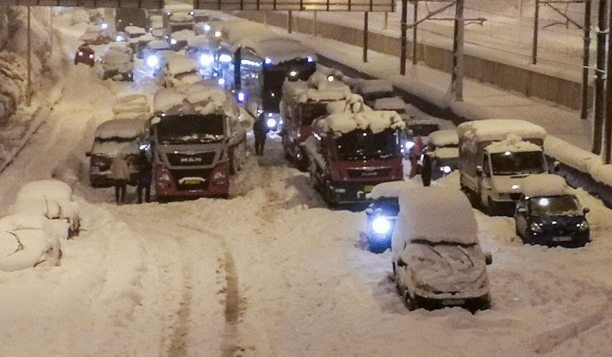 Η ταλαιπωρία συνεχίζεται: Εγκλωβισμένοι εδώ και 20 ώρες στην Αττική Οδό – Ολονύκτιες επιχειρήσεις του Στρατού