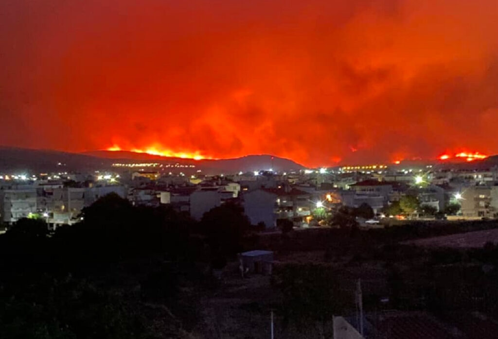 Νύχτα – κόλαση από τις φωτιές: Δύο νεκροί στα μέτωπα, τραυματίες πυροσβέστες, εκκένωση στο νοσοκομείο Αλεξανδρούπολης