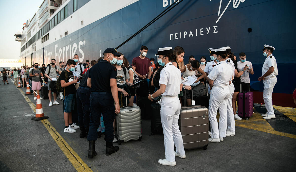 Η πρώτη μεγάλη έξοδος του καλοκαιριού – Μεγάλες ουρές στο λιμάνι του Πειραιά