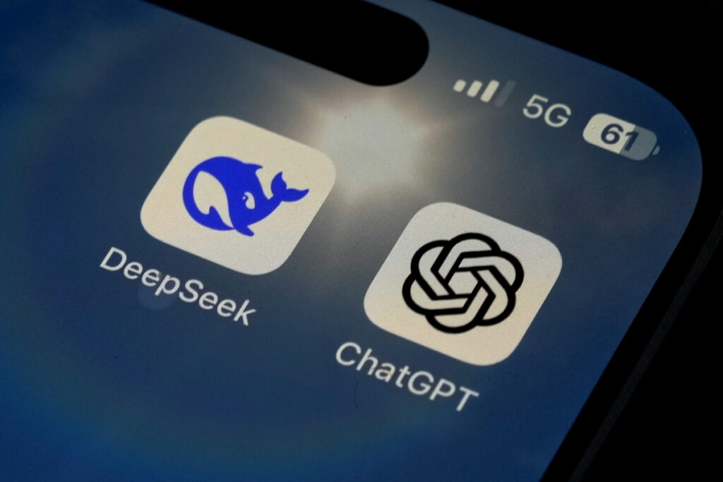 DeepSeek VS ChatGPT: Γιατί η κινεζική «μπλε φάλαινα» της ΑΙ σκόρπισε τον πανικό σε «Magnificent 7» και ΗΠΑ