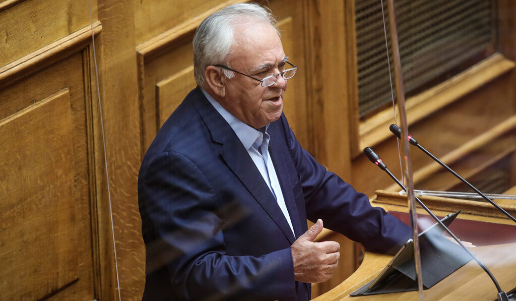 Δραγασάκης για Μπογδάνο: Μίκης Θεοδωράκης και ρατσισμός δεν πάνε μαζί
