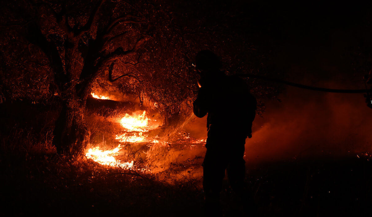 Μάχη με τις αναζωπυρώσεις σε Έβρο και Ροδόπη – 74 φωτιές καίνε στη χώρα