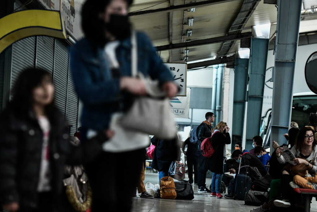 Τι ισχύει με μάσκα σε ΚΤΕΛ, τρένα, αεροπλάνα και ΜΜΜ το καλοκαίρι