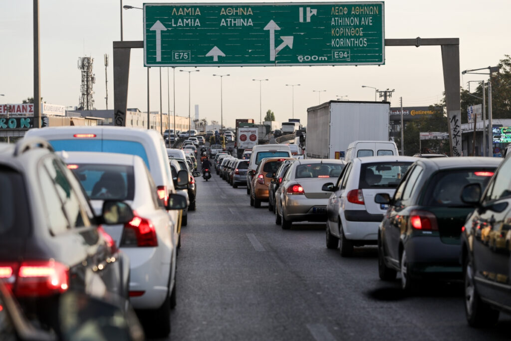 Φωτιά σε όχημα στη Λεωφόρο Κηφισού: Μεγάλη κίνηση στο ρεύμα προς Λαμία