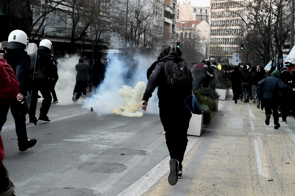 Επεισόδια και προσαγωγές στην πορεία για τον Δημήτρη Κουφοντίνα