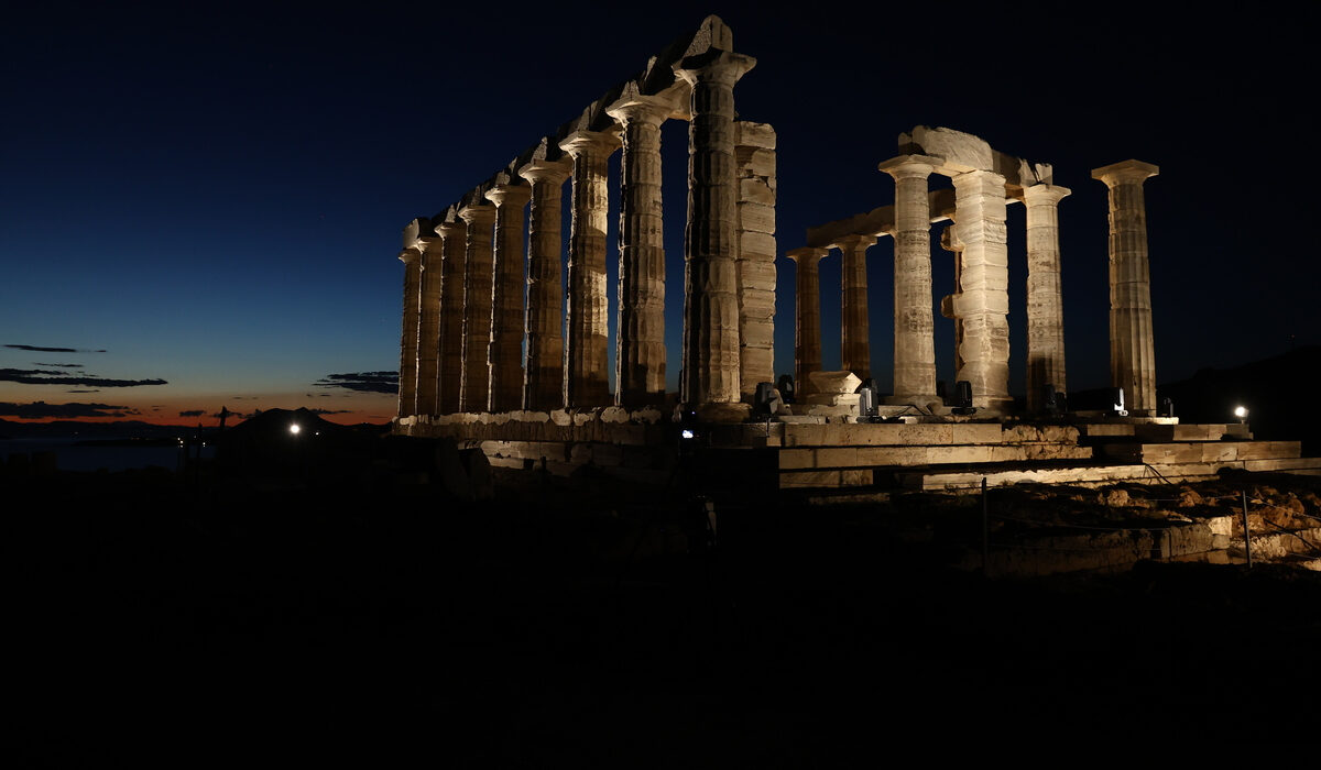 Μαγικές εικόνες στο Σούνιο: Η φωταγώγηση του Ναού του Ποσειδώνα υπό τις μελωδίες του Στ. Ξαρχάκου