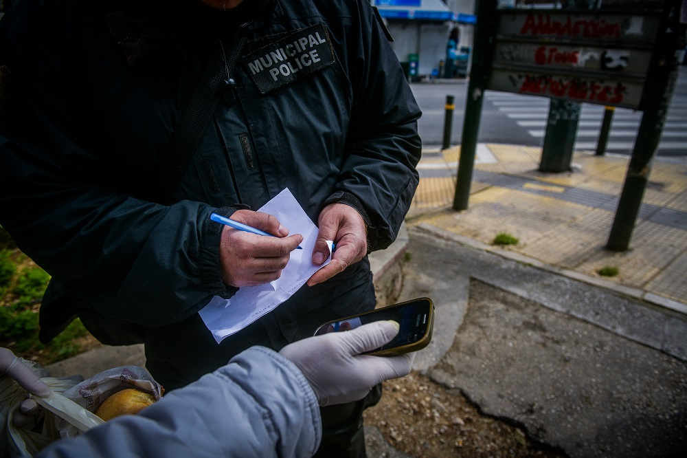 Κορονοϊός: Δημοτικοί αστυνομικοί έκαναν κεφαλοκλείδωμα σε ηλικιωμένο (VIDEO)