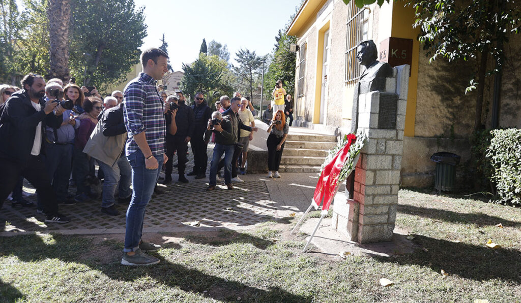 Κατέθεσε στεφάνι στο μνημείο του ΕΑΤ-ΕΣΑ ο Κασσελάκης: «Η διεκδίκηση Ψωμί – Παιδεία – Ελευθερία παραμένει αναπάντητη»