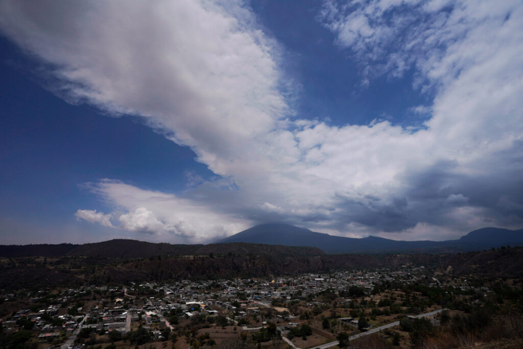 Μεξικό: Βρυχάται το ηφαίστειο «Popocatépetl» – Εκτοξεύει τέφρα και βράχους (Εικόνες – Βίντεο)