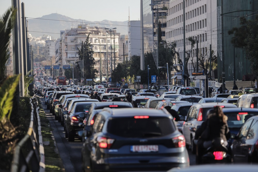 Κίνηση στους δρόμους: Τροχαίο «φράκαρε» την άνοδο της Κηφισίας