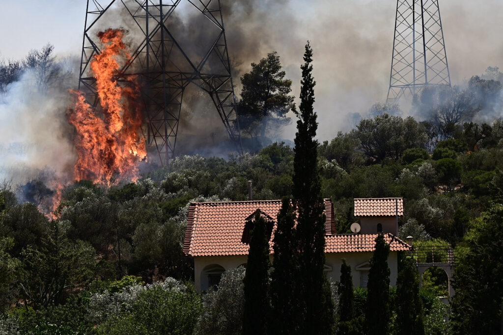 Φωτιά τώρα σε Λαγονήσι – Ανάβυσσο: Νέο «112» για εκκένωση προς Αθήνα