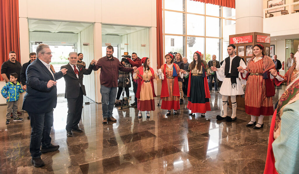 Η Παναρκαδική Ομοσπονδία έψαλλε τα κάλαντα στον Περισσό – Έσυρε τον χορό ο Κουτσούμπας