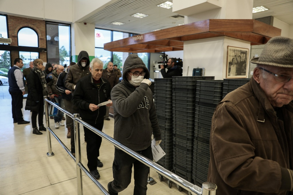 Κορονοϊός στην Ελλάδα: Ουρές έξω από τα σούπερ μάρκετ, αδειάζουν τα ράφια με τα αντισηπτικά