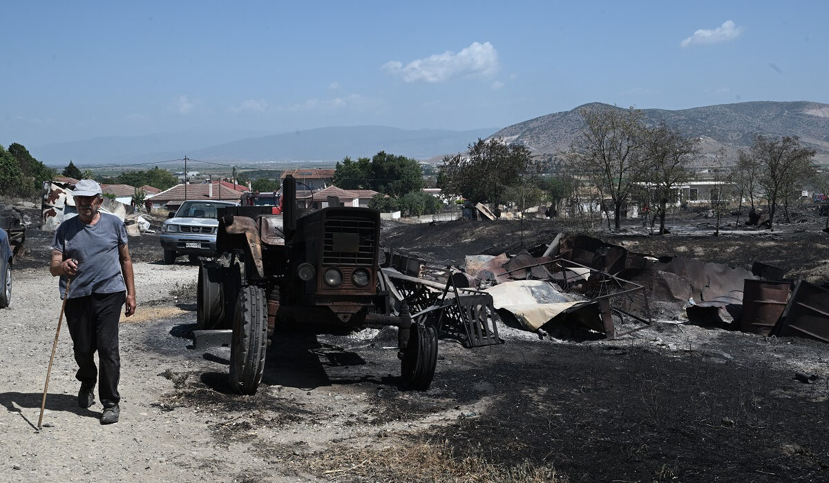 Φωτιά στη Μαγνησία: Χωρίς νερό και ρεύμα στον Άγιο Γεώργιο Φερών