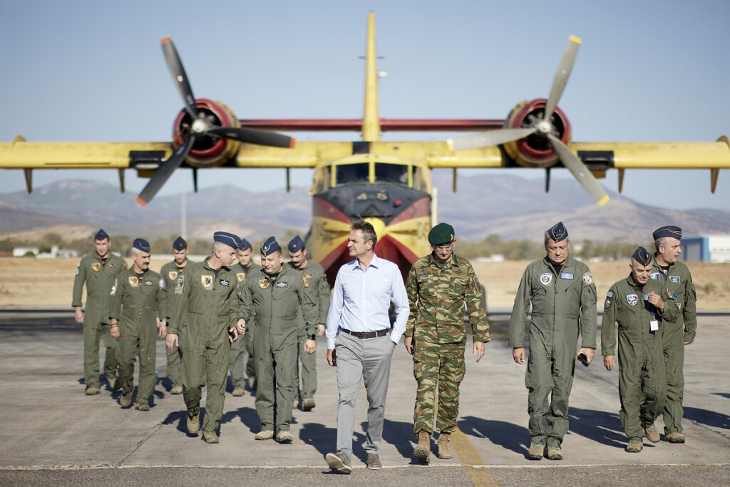 Ο Μητσοτάκης στη βάση των Canadair: «Τα επόμενα τρία χρόνια θα αρκεστούμε σε αυτά που έχουμε»