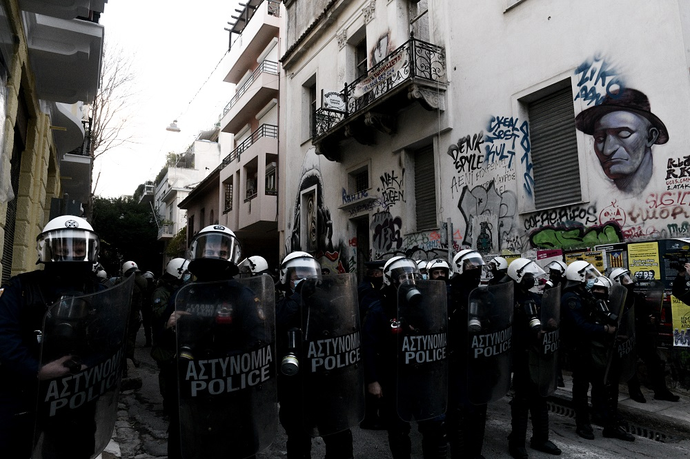 Σε συλλήψεις μετατρέπονται οι προσαγωγές στο Μεταγωγών – Μεταξύ αυτών 13 υγειονομικοί