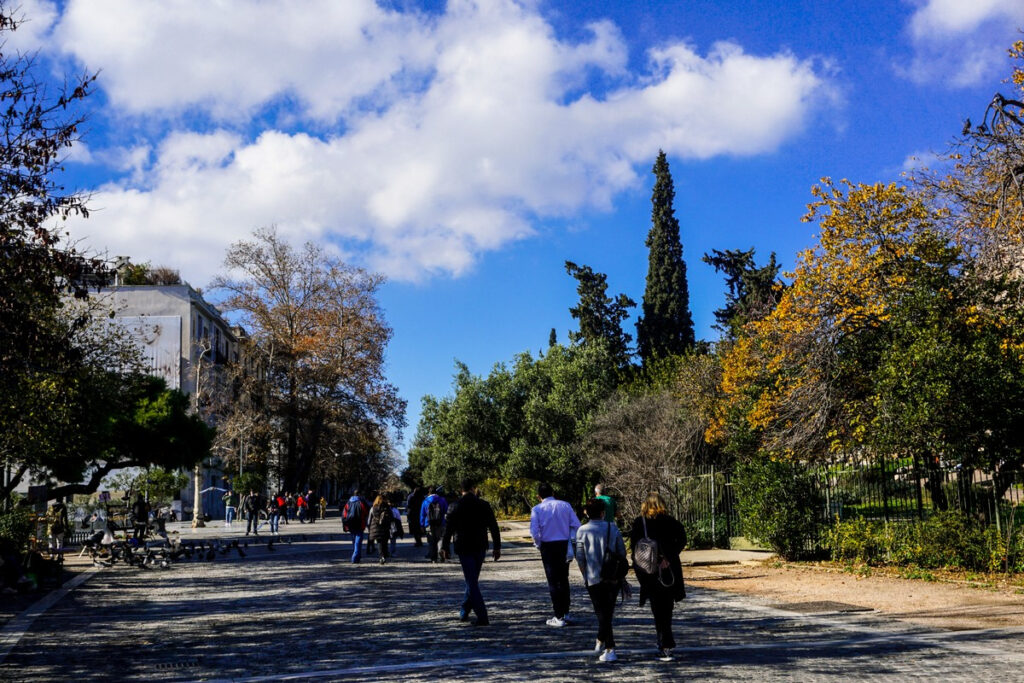 Καιρός: Βελτιωμένος το Σαββατοκύριακο – Πού θα βρέξει