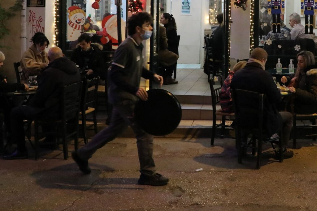 Παράταση μέτρων: Ωράριο στην εστίαση, χωρίς μουσική και τον Φλεβάρη