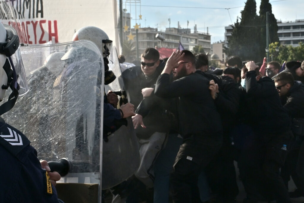 Ένταση και χημικά στο φοιτητικό συλλαλητήριο: Συμπλοκές φοιτητών και ΜΑΤ (Φωτογραφίες)