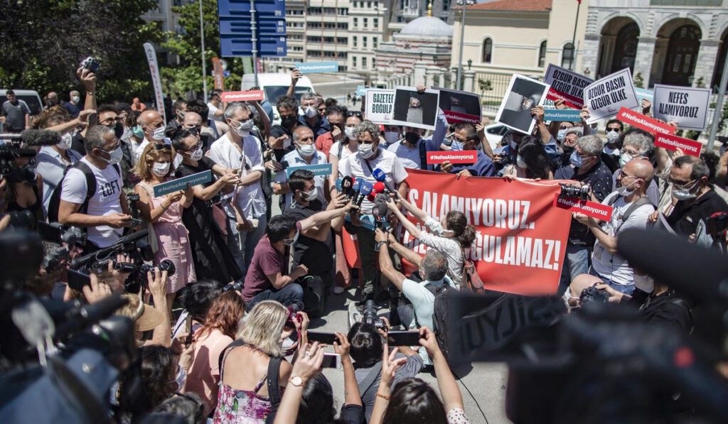 Βίαιη σύλληψη πολυβραβευμένου φωτορεπόρτερ στο Istanbul Pride – Διαδηλώσεις στην Τουρκία