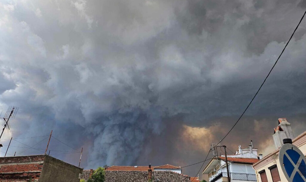 Φωτιά στον Έβρο: Γιγάντιο μέτωπο 5 χιλιομέτρων και ισχυροί άνεμοι – Εικόνες φρίκης (Βίντεο)