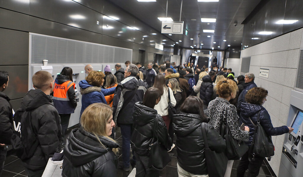 Μετρό Θεσσαλονίκης: Με εισιτήριο από σήμερα η επιβίβαση – Ουρές στα μηχανήματα έκδοσης εισιτηρίων