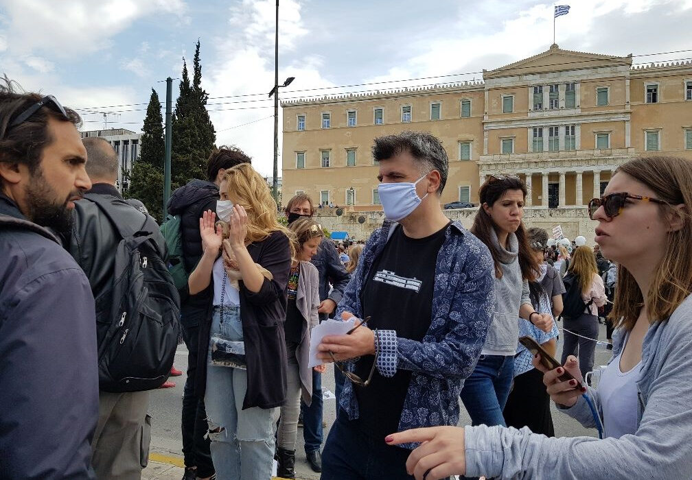 Η συγκέντρωση των ανθρώπων της Τέχνης έξω από τη Βουλή (δείτε τις φωτογραφίες)