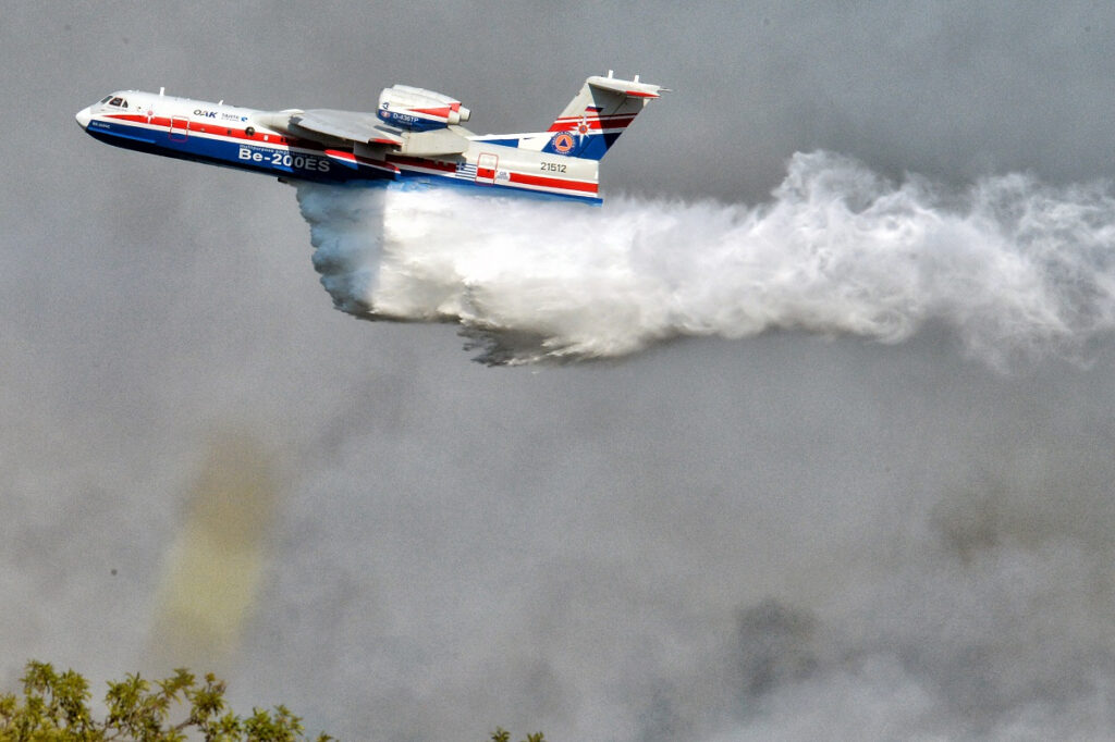 Το Beriev βουτάει στην φωτιά της Εύβοιας (Αποκλειστικό βίντεο)