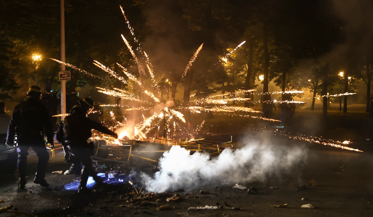 Ταραχές στη Γαλλία: Νεκρός 24χρονος πυροσβέστης την ώρα που προσπαθούσε να σβήσει φωτιά