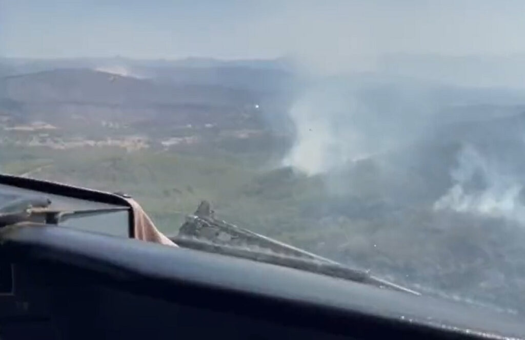 Φωτιά στη Μάνδρα: Η βουτιά του Canadair στις φλόγες – Δείτε βίντεο μέσα από το αεροπλάνο