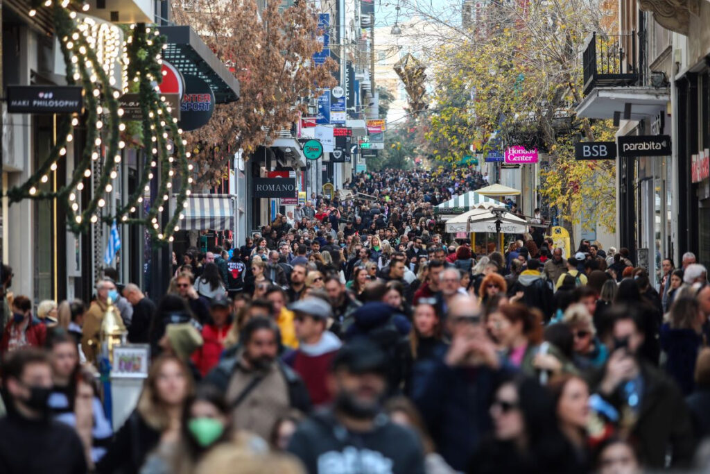 Μάσκα σε κλειστούς χώρους και ΜΜΜ – Φόβοι για εκτόξευση ιώσεων, γρίπης και κορονοϊού μετά τις γιορτές