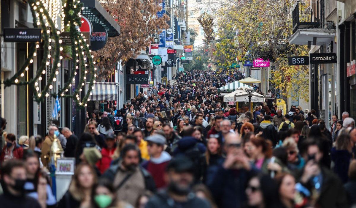 Μάσκα σε κλειστούς χώρους και ΜΜΜ – Φόβοι για εκτόξευση ιώσεων, γρίπης και κορονοϊού μετά τις γιορτές