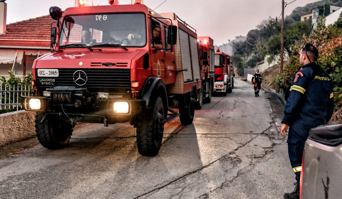 24 ώρες καίει η φωτιά στην Κορινθία – Δύο νεκροί και νέα 112 για εκκενώσεις οικισμών