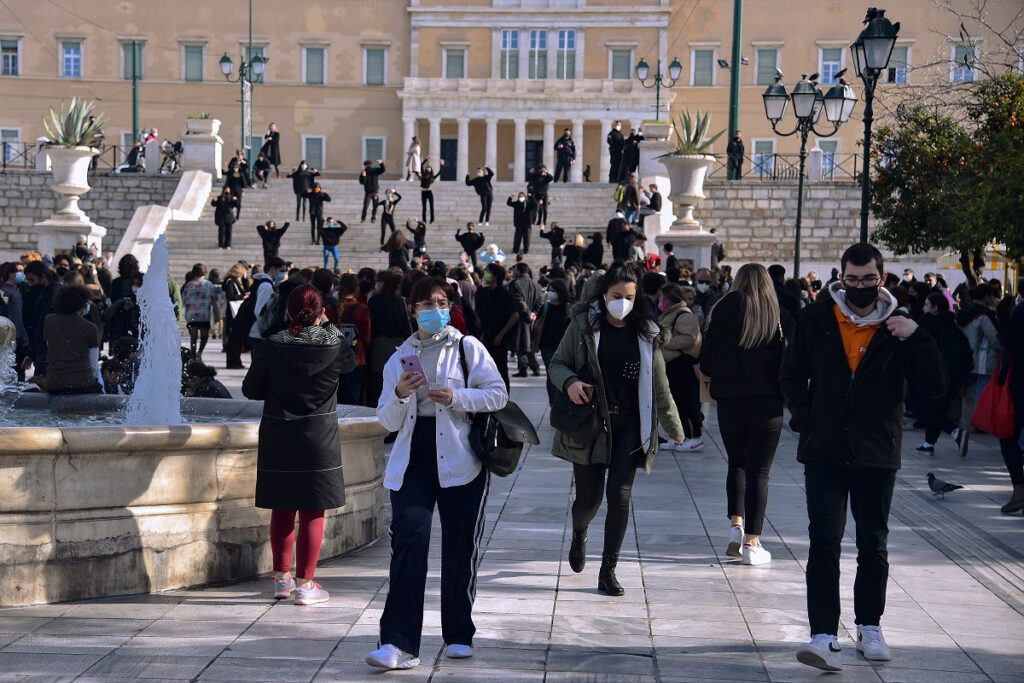 Νέα νευρική κρίση για την «Ομικρον 2» – Οι εκτιμήσεις κυβέρνησης, ειδικών και η άρση των μέτρων