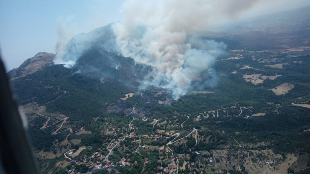 Φωτιά στην Πάτρα: Συγκλονιστική εικόνα μέσα από το ρωσικό θηρίο Beriev