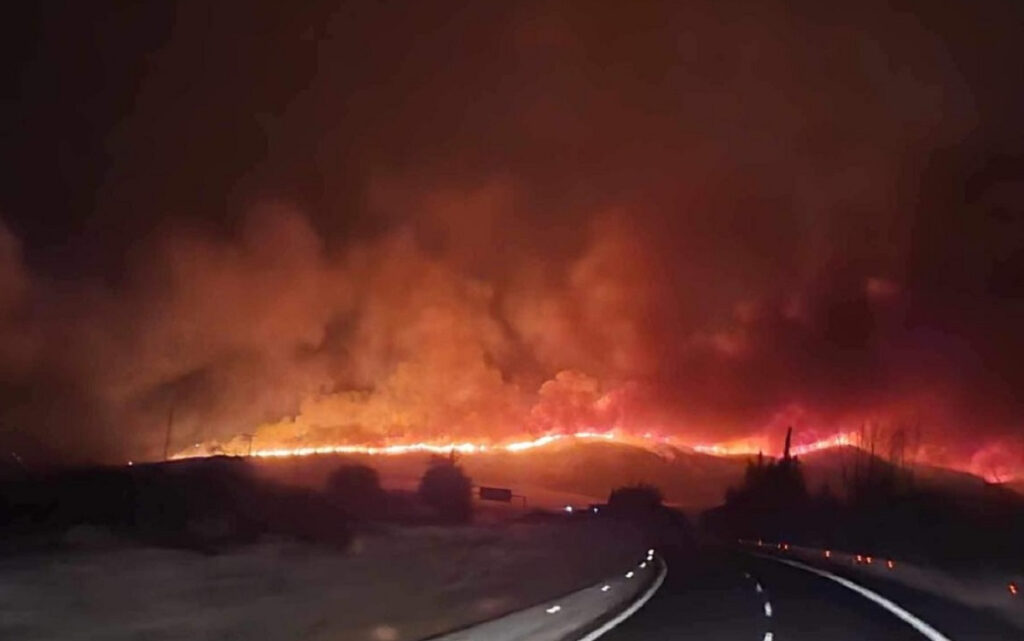 Φωτιά στη Μαγνησία: Δραματικές ώρες σε Βελεστίνο και Αλμυρό – Συγκλονιστικές εικόνες