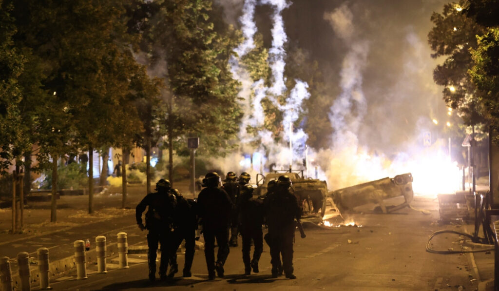 Γαλλία: Στο «κόκκινο» η πολιτική κόντρα λόγω των ταραχών για τη δολοφονία του 17χρονου