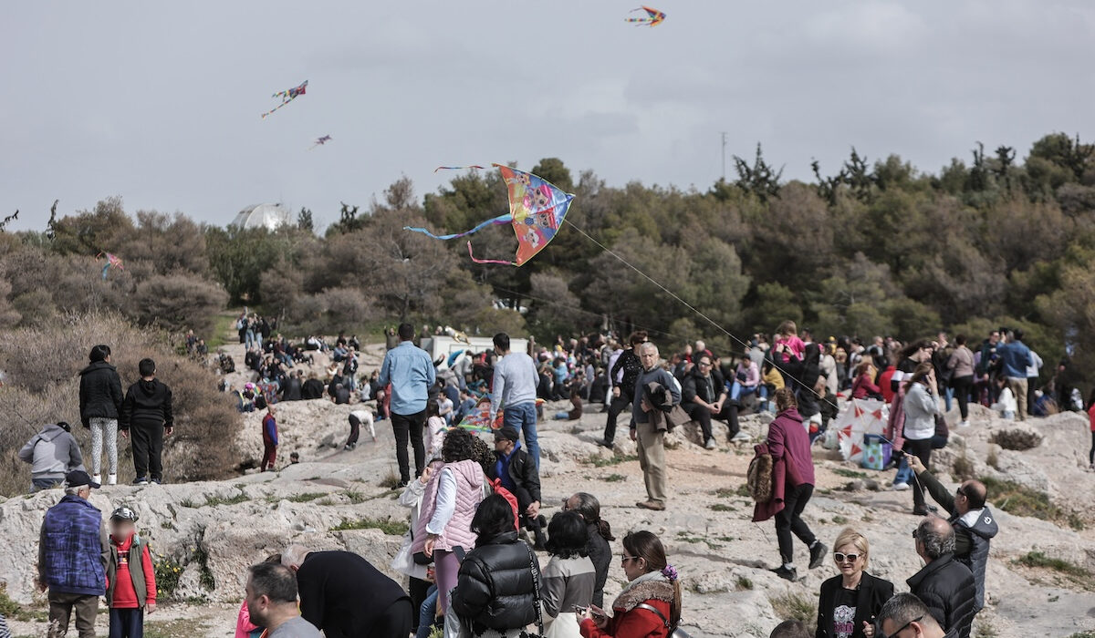 Κούλουμα στον Λόφο Φιλοπάππου για τους Αθηναίους – Γλέντι με δωρεάν λαγάνες και φασολάδα στη Θεσσαλονίκη