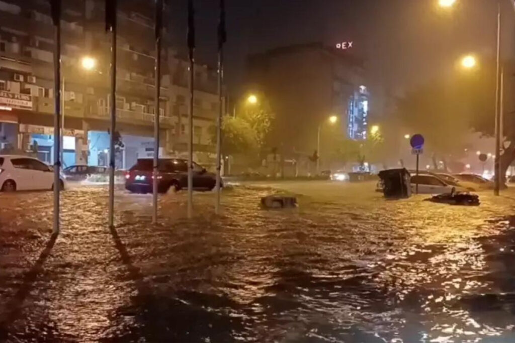 Πλημμύρισε η Θεσσαλονίκη από την καταιγίδα – Χείμαρροι, 560 κλήσεις στην Πυροσβεστική και καταστροφές