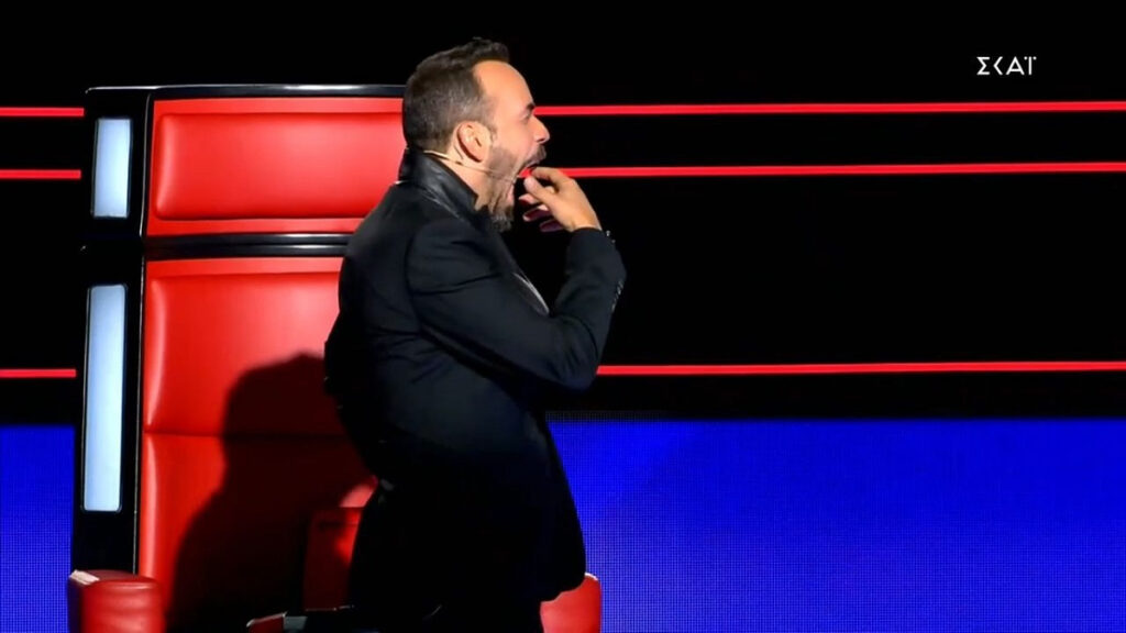 The Voice: Ο Μουζουράκης…ξεμάτιασε παίκτρια στο πλατό (video)